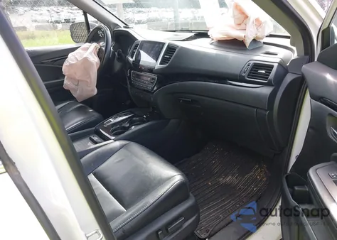 2017 Honda Pilot Touring z USA, uszkodzony, nr VIN 5FNYF5H95HB041397